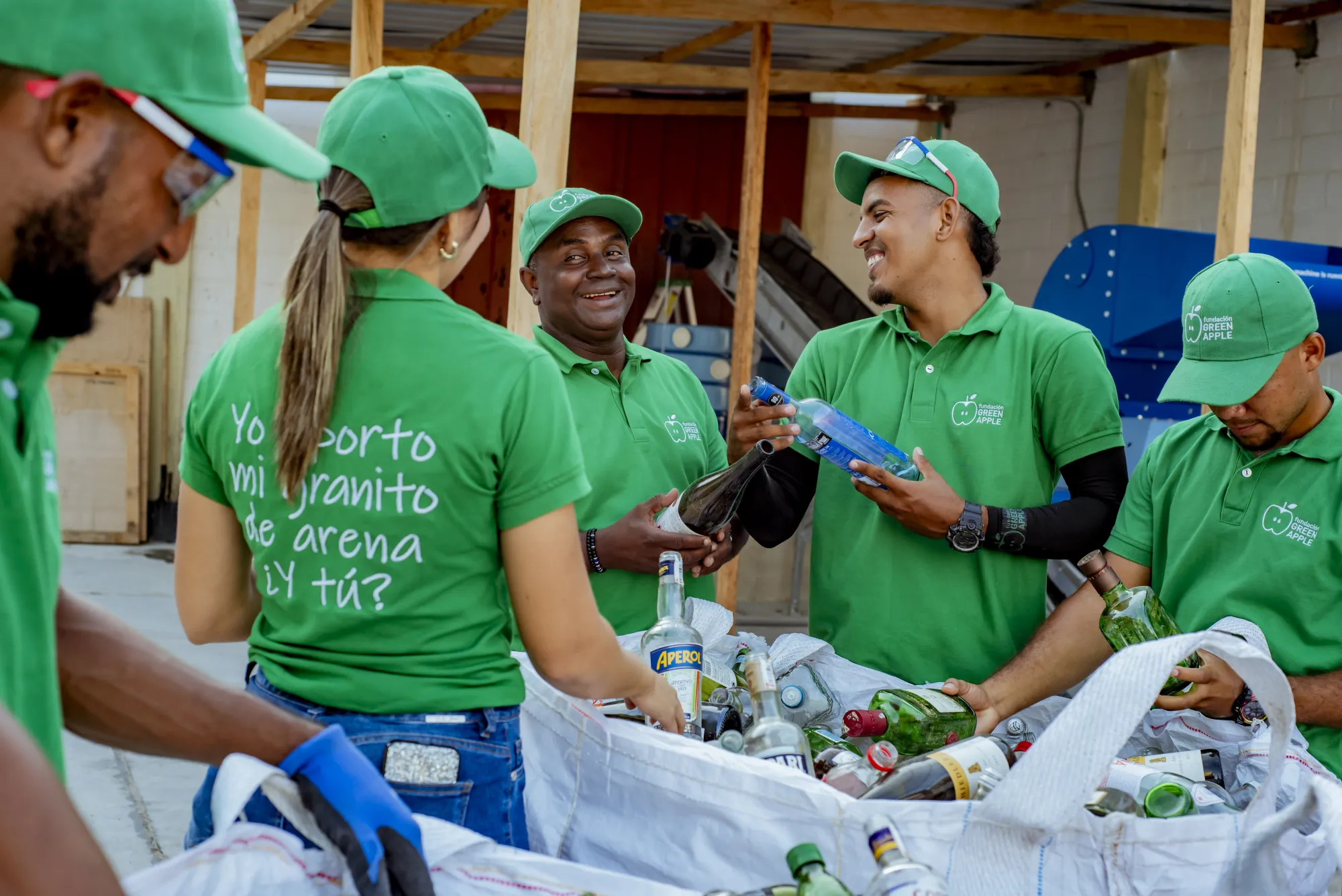 The Fundación Green Apple team sorting recyclable glass in Cartagena